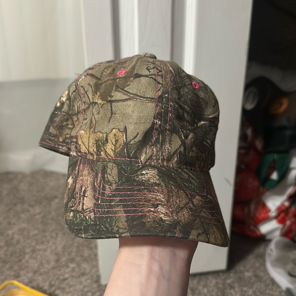 CAMO WITH PINK THREAD REALTREE HAT